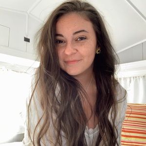 Meet your Posher, Hilary